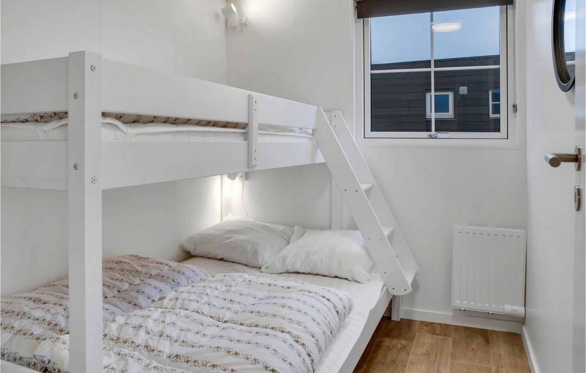 2 Bedroom Nice Apartment In Vaeggerlose Bøtø By 外观 照片